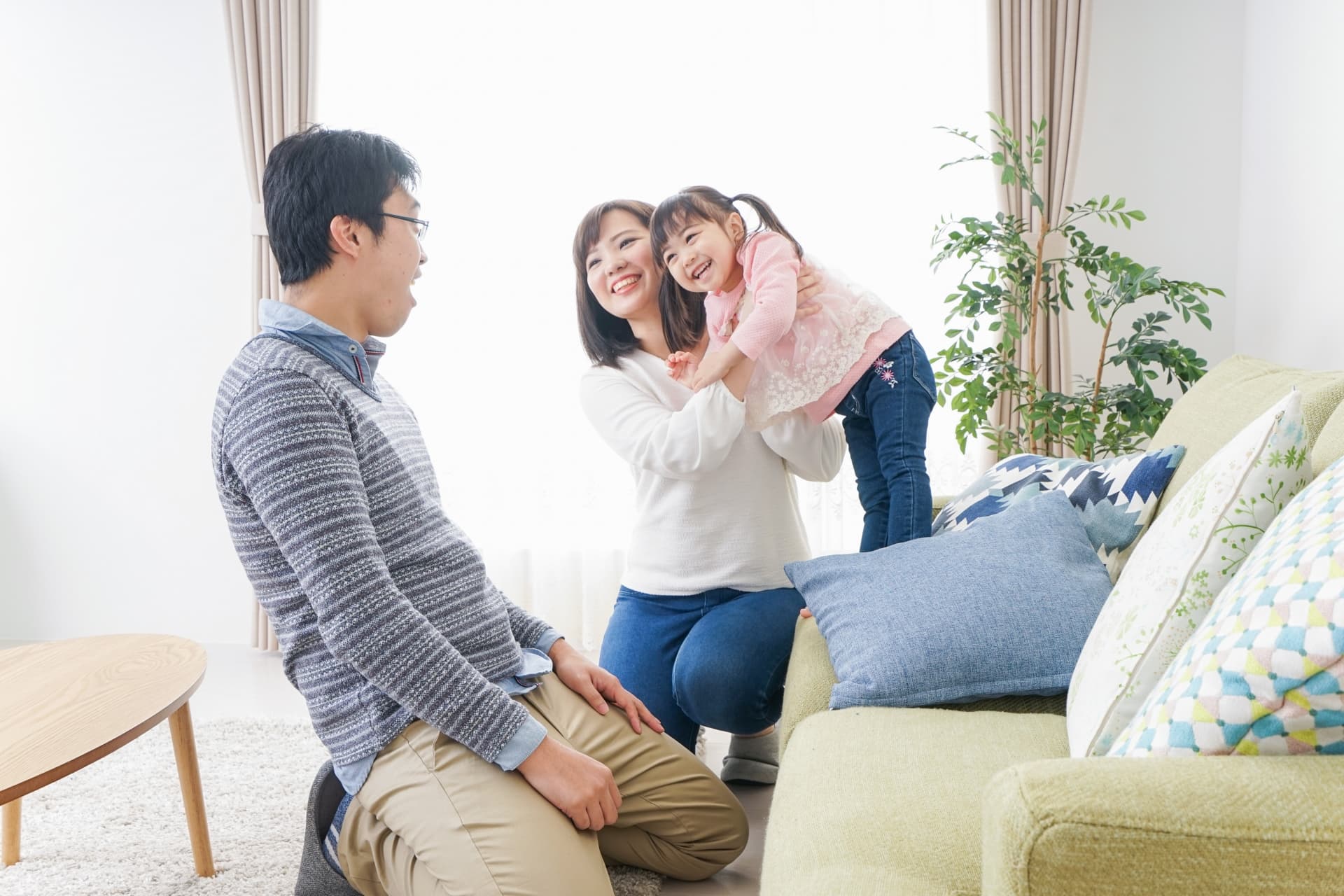 住まいで団らんする家族