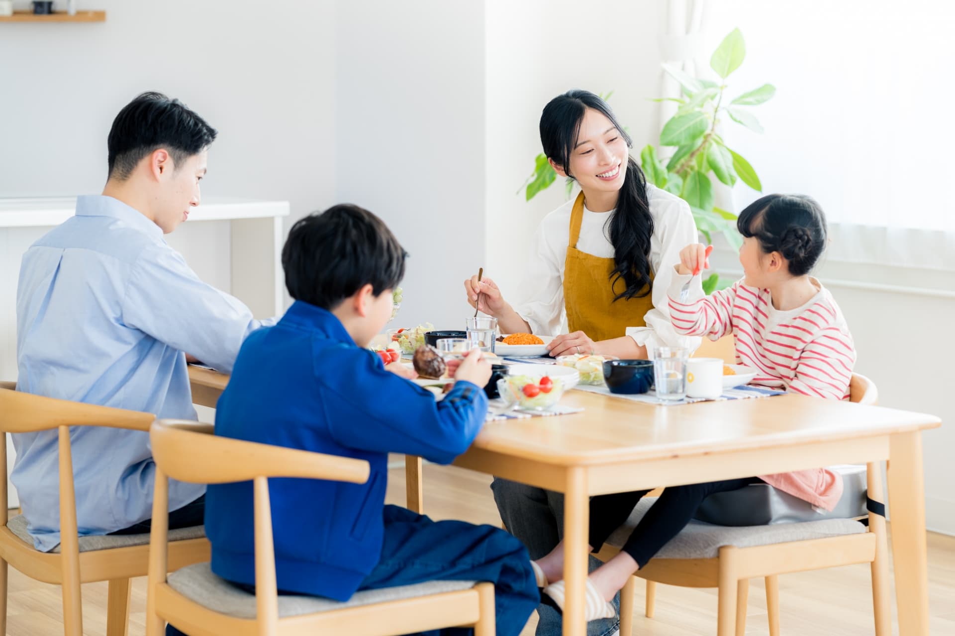 住み慣れた我が家で食卓を囲む家族
